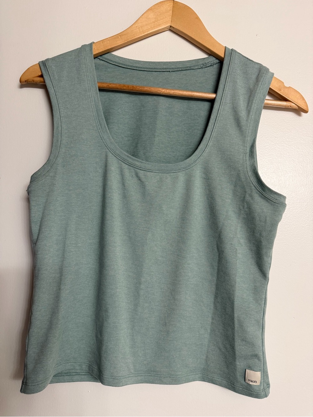 Vuori Halo Scoop Neck Top size M in Heather Green